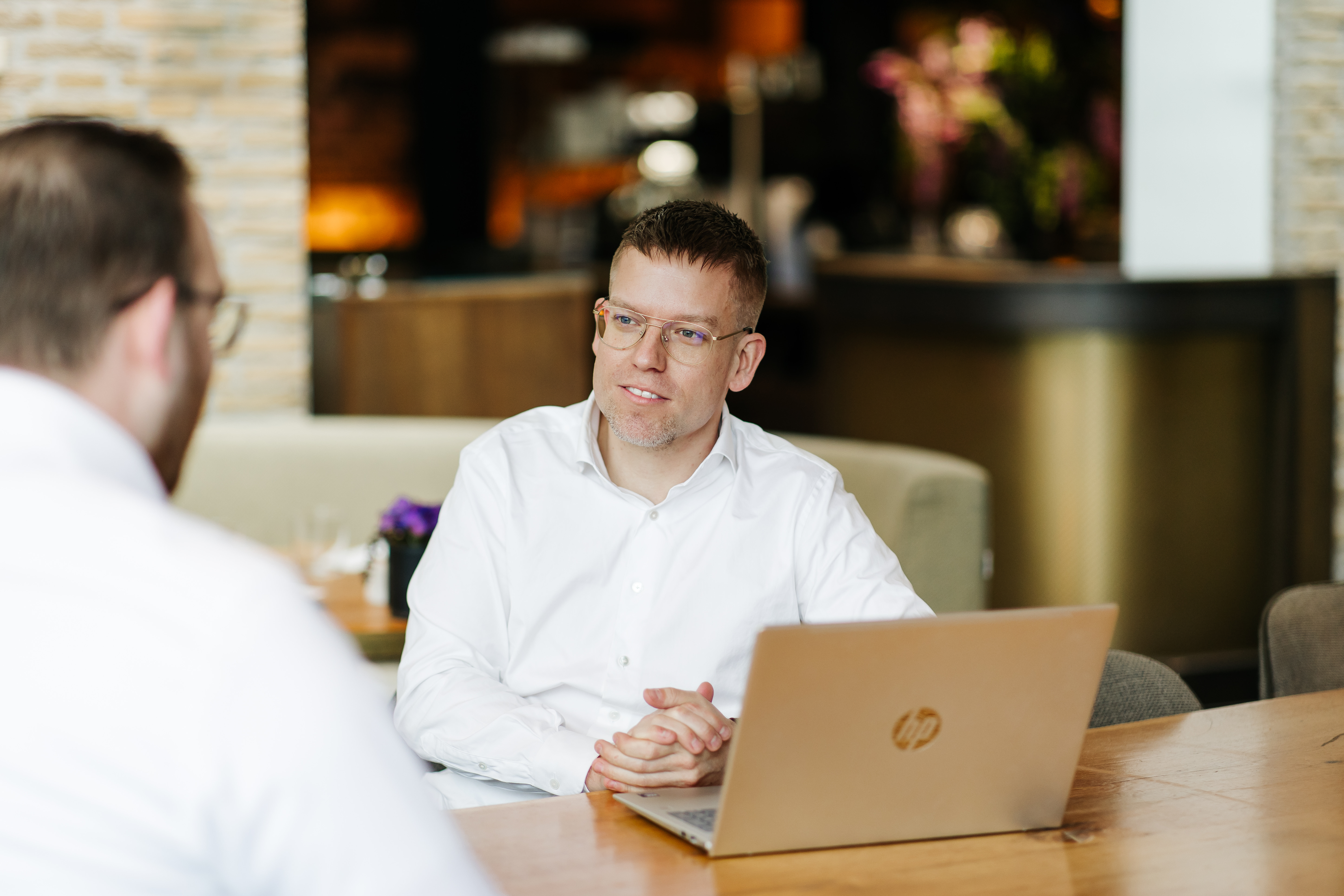 Justin in gesprek aan tafel